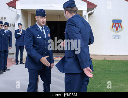 Lt. Col. Alexander Heyman, settantunesima studente comandante dello squadrone, si congratula con i nuovi piloti prima del loro diploma di laurea formazione pilota a Vance Air Force Base in Oklahoma, e il agosto 18. La settantunesima STUS è lo squadrone di casa per tutti i piloti degli studenti e le loro famiglie durante la formazione a Vance. (U.S. Air Force foto di David Poe) Foto Stock