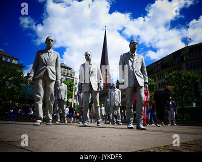 Amburgo 1000 spettrale di figure mobili zombie protesta creativa del G20 per più di solidarietà e partecipazione politica nel mondo Foto Stock