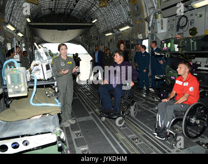 Lt Col (Dr) Renee Matos spiega attrezzature mediche utilizzati durante la evacuazione del paziente, 15 agosto 2017 a Invictus Games Toronto 2017 Team Canada Soci Cpl. (Pensionati) Chris Klodt e Canada del ministro degli Affari veterano onorevole Kent Hehr durante la loro visita a Ramstein Air Base, Germania. (U.S. Esercito foto di Visual Information Specialist Elisabeth Paque/rilasciato) Foto Stock