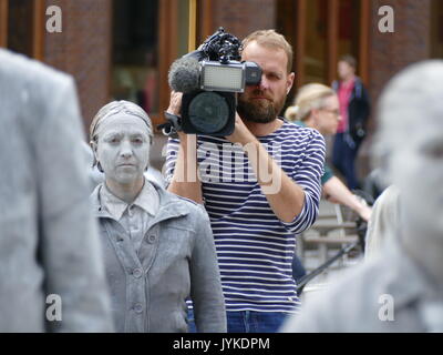 Amburgo 1000 spettrale di figure mobili zombie protesta creativa del G20 per più di solidarietà e partecipazione politica nel mondo Foto Stock