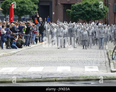 Amburgo 1000 spettrale di figure mobili zombie protesta creativa del G20 per più di solidarietà e partecipazione politica nel mondo Foto Stock