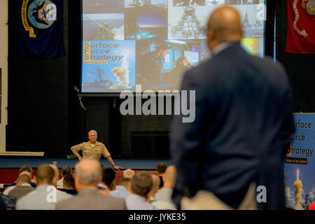 170815-N-ZS026-041 SAN DIEGO (Agosto 15, 2017) Vice Adm. Tom Rowden, commander, Navale forza superficiale, U.S. Flotta del Pacifico, campi di una questione da un partecipante della superficie Warfare Vertice Officer presso la base navale di Point Loma la flotta Anti-Submarine Warfare Training Center. Esperti in materia provenienti dal settore militare, dell'industria e delle organizzazioni civili convenzionati con la superficie comunità si sono riuniti per discutere le varie superficie emergenti aree di guerra tra cui imminente attacco superficiale armi, le valutazioni della minaccia, la formazione e lo sviluppo di superficie warfare ufficiali (SWO), leadership e Psicologia organizzativa, un Foto Stock