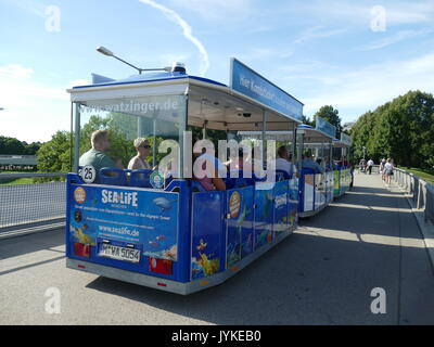 Germania Monaco di Baviera centro di Olympia Park Tour treno sul ponte Foto Stock