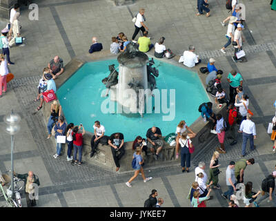 Germania Monaco di Baviera marienplatz folle di turisti sightseeing villeggiante Foto Stock