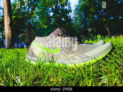 Dnipropetrovsk, Ucraina - agosto, 21 2016: Nuovo stile scarpe nike su erba verde - editoriale illustrativa Foto Stock