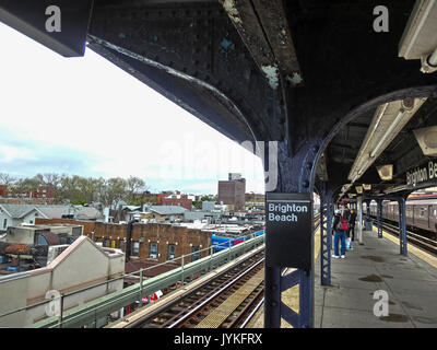 La città di New York, Stati Uniti d'America - Maggio 02, 2016: la spiaggia di Brighton MTA Subway Station su una giornata invernale e Foto Stock