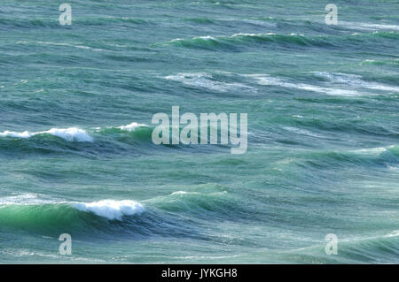 Polzeath Beach e surf presso la North Cornwall coast Rough giorni e mari ruvido e pericoloso di set di onde e interruttori rulli cavalli bianchi sufers Foto Stock