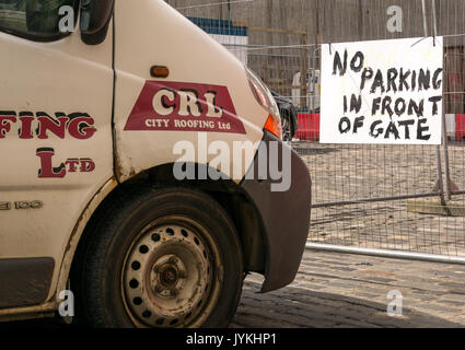 Furgone bianco parcheggiato direttamente di fronte dipinto a mano segno dicendo no parcheggio davanti al Gate, Edimburgo , in Scozia, Regno Unito Foto Stock