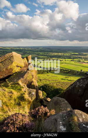 Vista dalla nuvola di gallina vicino il roaches, Staffordshire su una bella serata estiva. Un luogo molto popolare nel Peak District. Foto Stock