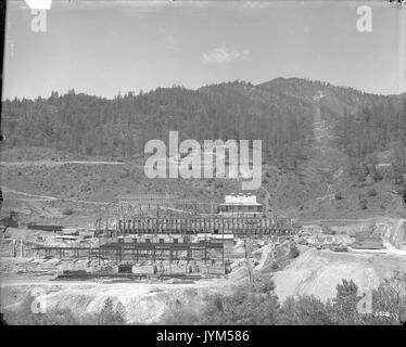 Una fonderia in una gigantesca miniera di rame in Shasta County, California ca.1900 (CHS 5202) Foto Stock