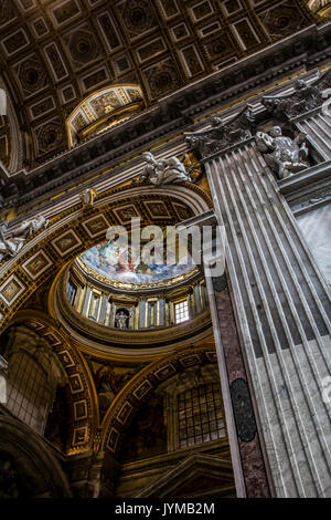 Vaticano, Italia - 25 agosto 2015: interno interno della Basilica di San Pietro e Città del Vaticano Foto Stock