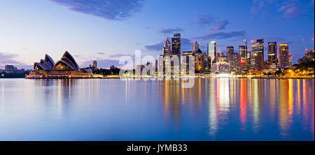 Skyline di Sydney e di riflessione durante il Sunrise, Nuovo Galles del Sud Australia Foto Stock