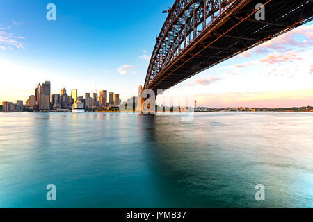 Skyline di Sydney e Harbour Bridge durante il Sunrise, Nuovo Galles del Sud Australia Foto Stock
