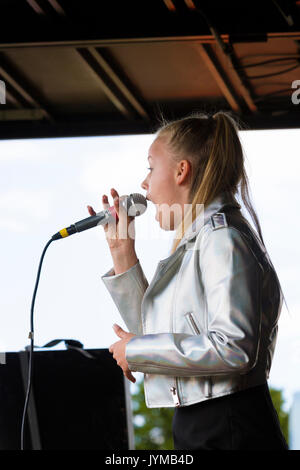 Il cantante Jess Folley, sempre primo vincitore della TV visualizza la voce Kids, suonare dal vivo presso il Jimmy's Festival, Jimmy's Farm, Ipswich, Regno Unito, 2017 Foto Stock