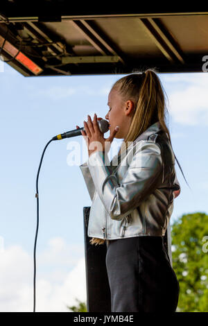 Il cantante Jess Folley, sempre primo vincitore della TV visualizza la voce Kids, suonare dal vivo presso il Jimmy's Festival, Jimmy's Farm, Ipswich, Regno Unito, 2017 Foto Stock