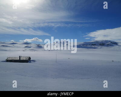 Cabina nordica remota in una scena innevata, Norvegia Foto Stock