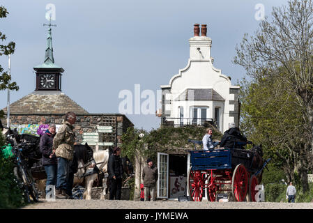 Un piccolo gruppo di turisti giorno facendo un giro su alcuni del cavallo e carrozza per un viaggio in giro per l'Isola di Sark, il Baliato di Guernsey nel canale Foto Stock