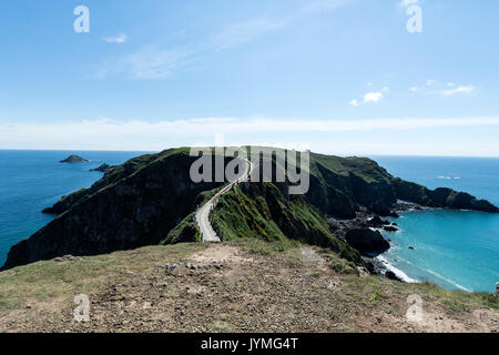 Little Sark connesso a La Coupee, una stretta strada rialzata con un 300 piedi goccia su entrambi i lati di grande Sark sull'Isola di Sark, il Baliato di Guernsey in Foto Stock