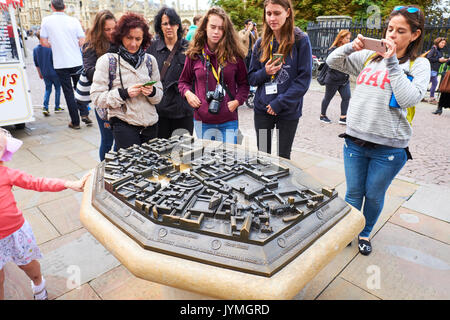 I turisti alla ricerca presso il centro della città il modello in scala mappa, Kings Parade, Cambridge, Regno Unito Foto Stock