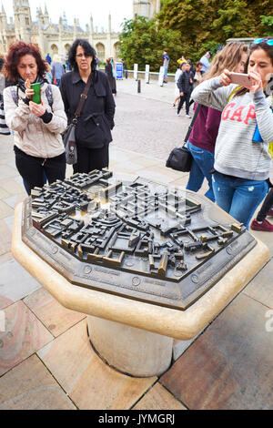 I turisti alla ricerca presso il centro della città il modello in scala mappa, Kings Parade, Cambridge, Regno Unito Foto Stock