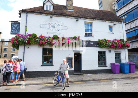 Il mulino di un tradizionale Pub Riverside, Mill Lane, Cambridge, Regno Unito Foto Stock