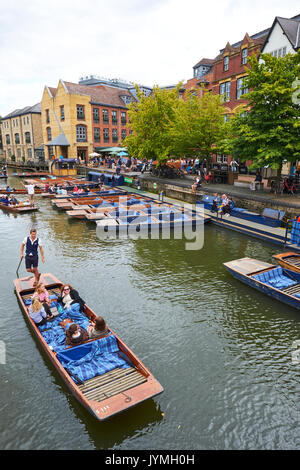 Vista sul fiume Cam da Maddalena Bridge, Maddalena Street, Cambridge, Regno Unito Foto Stock