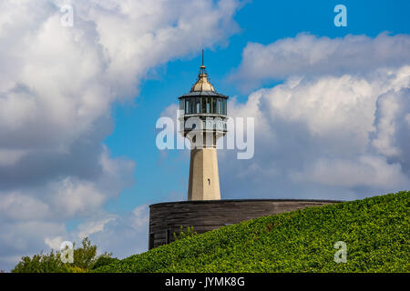 Le Phare faro tra il verde di vigneti nel piccolo villaggio di Verzenay, vicino a Reims, Champagne, Francia Foto Stock