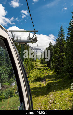 In sella a una macchina di cavo attraverso una foresta. Foto Stock