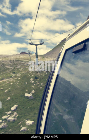 In sella a una macchina di cavo attraverso una foresta. Foto Stock