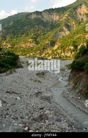 Vista sul fiume Girdimanchay vicino Lahic, Azerbaigian in estate. Foto Stock