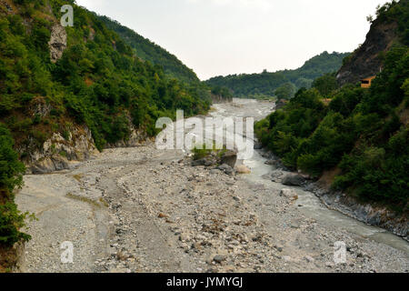 Vista sul fiume Girdimanchay vicino Lahic, Azerbaigian in estate. Foto Stock