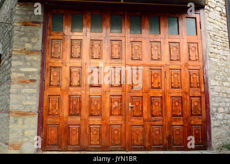 Legno multi-porta pannellate in villaggio Lahic in Azerbaigian. Foto Stock