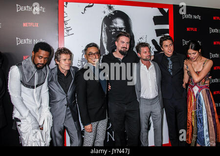 NEW YORK, NY - 17 agosto: Lakeith Stanfield, Willem Dafoe, Paul Nakauchi, Adam Wingard, Shea Whigham, Nat Wolff e Margaret Qualley frequentare 'Death n. Foto Stock