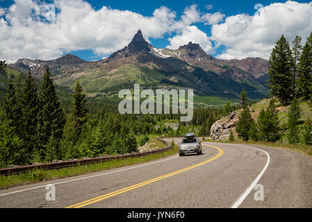 Pilota e picchi di indice e la Beartooth Highway, un National Scenic Byways strada All-American sul confine del Montana e del Wyoming. Foto Stock