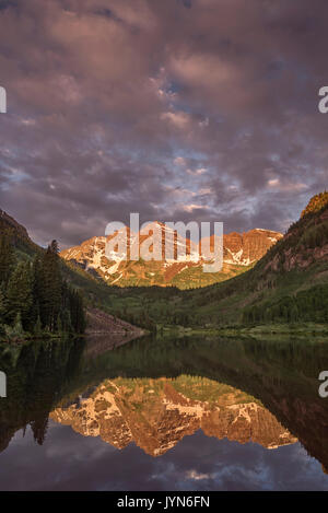 Maroon Bells all'alba, White River National Forest, colorado. Foto Stock