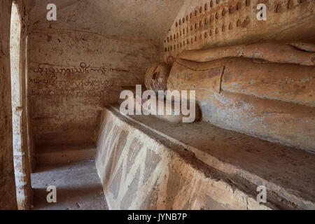 Buddha reclinato a Phowintaung (Hpowindaung, Powintaung, Po Win Taung) Buddista complesso grotta nei pressi di Monywa, Myanmar (Birmania), Sud-est asiatico Foto Stock