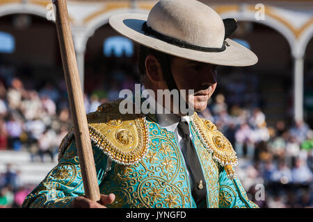 Pozoblanco, Spagna - 24 Settembre 2011: Picador torero, lancer il cui compito è quello di indebolire il bull di muscoli del collo, nell'arena per Jaen, Spagna Foto Stock