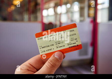 Londra, Inghilterra - 14 Maggio 2017 : UK National Rail offpeak singolo biglietto standard. Nel Regno Unito, il National Rail è il nome commerciale di fo con licenza Foto Stock