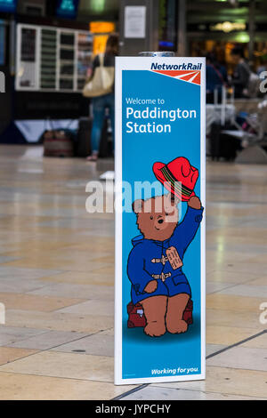 Paddington recare presso la stazione di Paddington a Londra, Inghilterra, Regno Unito Foto Stock