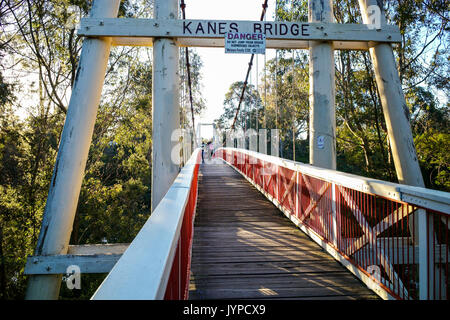 Kanes Bridge, un pedone single-span suspension bridge, oltre il Fiume Yarra con la famiglia che la attraversano, nella Yarra Bend Park, Melbourne, Victoria, Austr Foto Stock