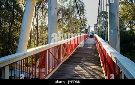 Kanes Bridge, un pedone single-span suspension bridge, oltre il Fiume Yarra con la famiglia che la attraversano, nella Yarra Bend Park, Melbourne, Victoria, Austr Foto Stock