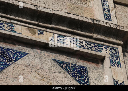 Piastrelle in ceramica decorare la facciata dell'ex casa araba della famiglia al Masu situato in 25 Emek Refaim Street nella Colonia tedesca o HaMoshava HaGermanit un quartiere istituito nella seconda metà del 19th ° secolo da membri della Società tedesca dei templi e fu durante il Mandatorio britannico Era in gran parte popolata da ricchi cristiani arabi che sono fuggiti o sono stati espulsi durante la guerra d'indipendenza di Israele del 1948. Gerusalemme ovest Israele Foto Stock