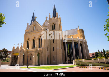 Vista laterale della Cattedrale di St Mary ingresso nella città di Perth, Western Australia Foto Stock