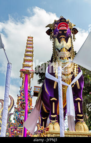 Colori spettacolari in un corteo cerimoniale per un Royal cremazione, Ubud, Bali, Indonesia Foto Stock