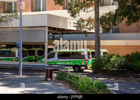 Ambulanza veicoli parcheggiati al dipartimento di emergenza ingresso, Royal Perth Hospital, la città di Perth, Western Australia Foto Stock