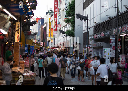 Il Tokyo city life , i pendolari fuori per il pranzo Foto Stock