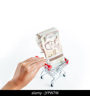 Donna mano trattiene un piccolo carrello con mazzetto di Thai Baht (THB) banconote. Thailandia moneta. Foto Stock