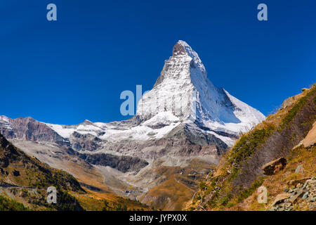 Matterhorn peak contro il cielo blu nelle alpi svizzere, area di Zermatt Foto Stock