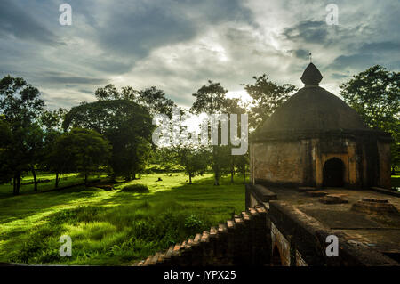 Le reminiscenze di antiche Tai architettura Ahom Talatal Ghar, Joysagar, Sivasagar, Assam, India. © Koushik Borah | 2017. Foto Stock