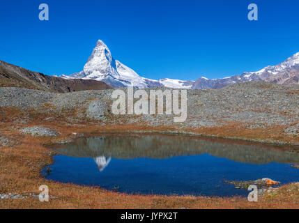 La riflessione del Cervino nel lago, area di Zermatt, Svizzera Foto Stock